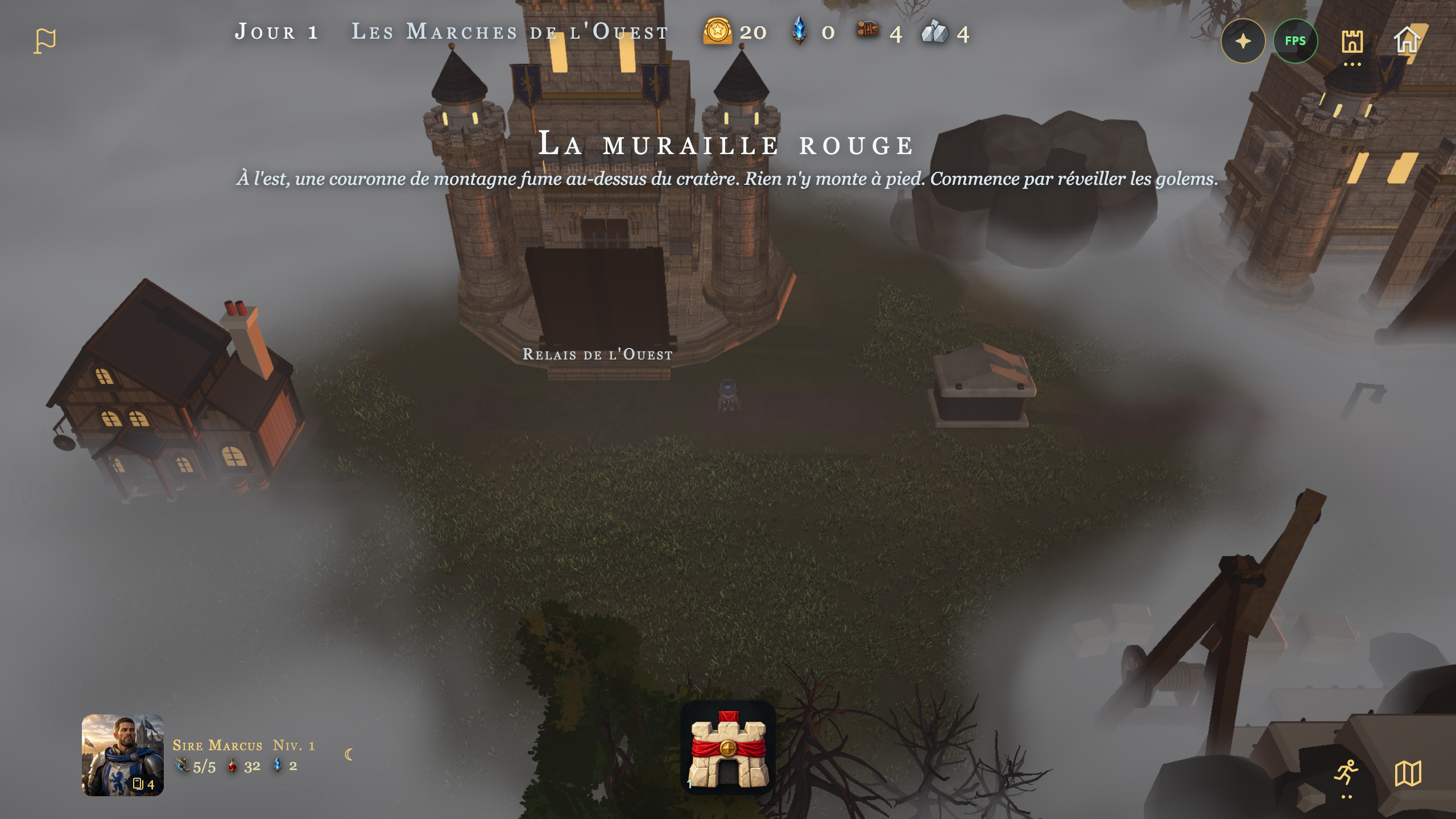 Marcus au pied du Relais de l’Ouest ; le brouillard entoure la route et une annonce parle de la muraille rouge.