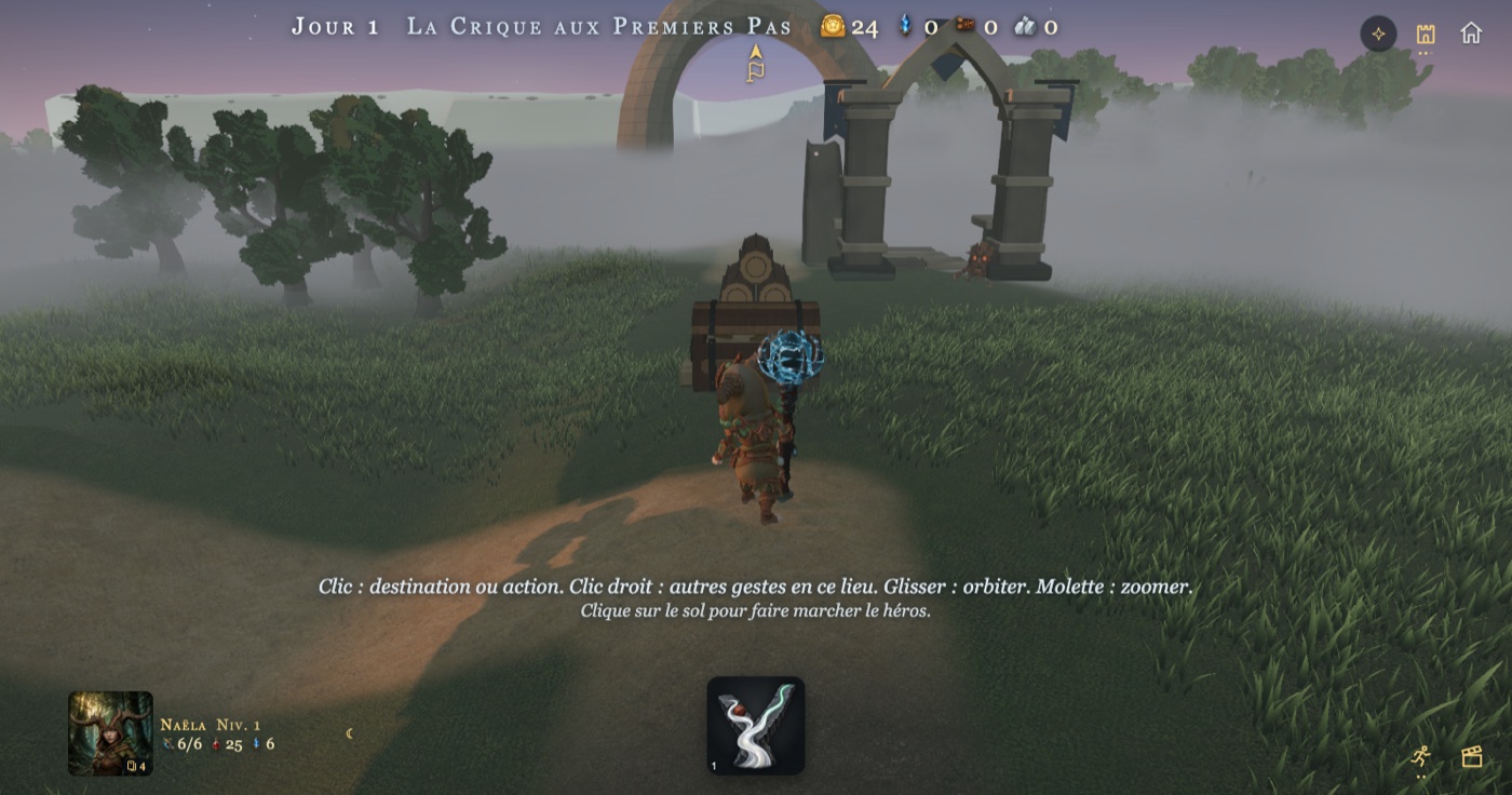 Naëla de dos sur un chemin de terre, bâton bleu levé, un coffre juste devant elle, une arche de pierre dans la brume et un petit animal près du pilier.