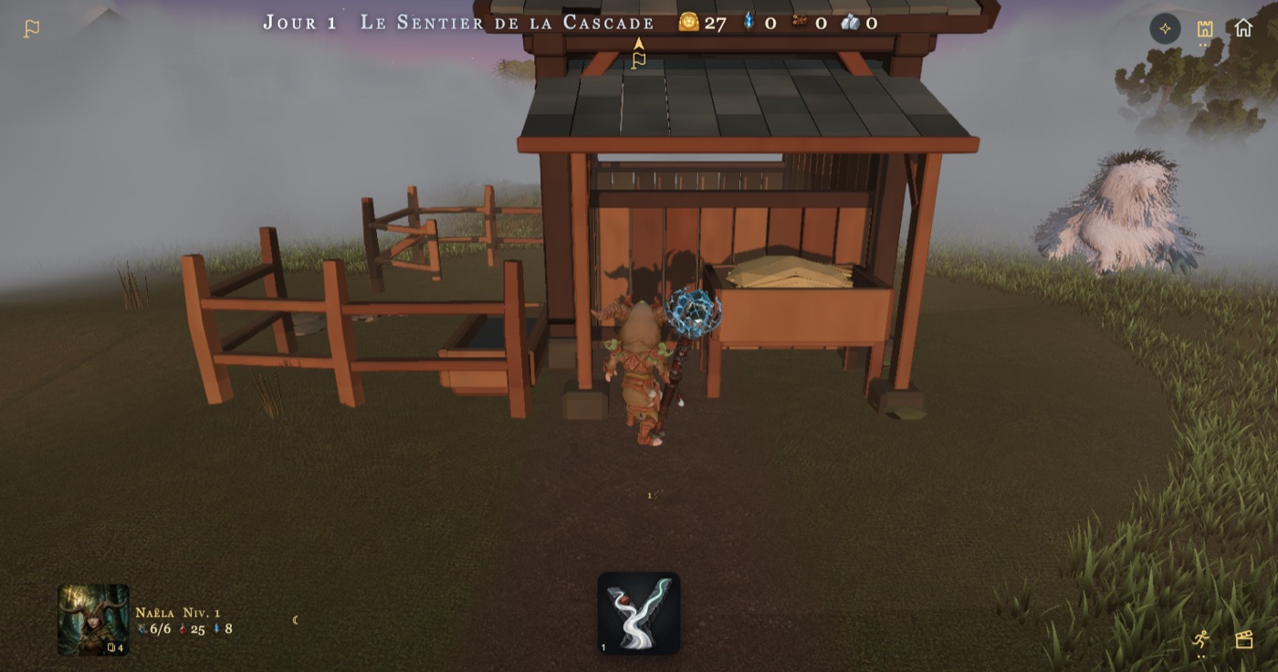 Naëla devant une écurie en bois avec une mangeoire pleine de foin et des enclos ; à droite, sur la colline dans la brume, le yéti blanc.