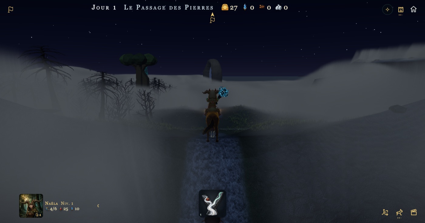 Nuit d’encre : Naëla à cheval au pied d’une cascade qui dévale entre les rochers, une arche au loin, un arbre dont le tronc luit d’un trait cyan.