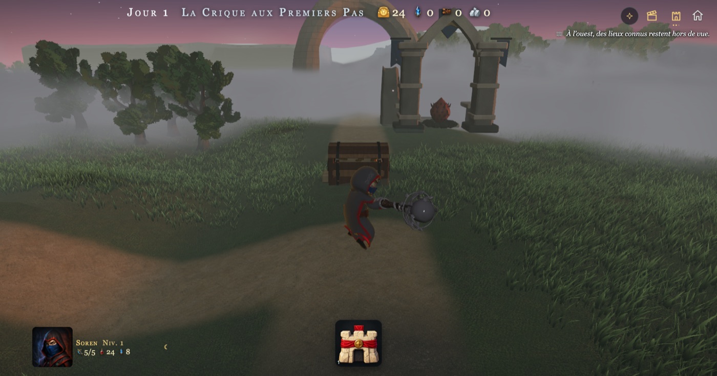 Soren sur un chemin de terre dans la brume ; juste devant lui un coffre, et plus haut sous une arche de pierre, l’œuf rouge.
