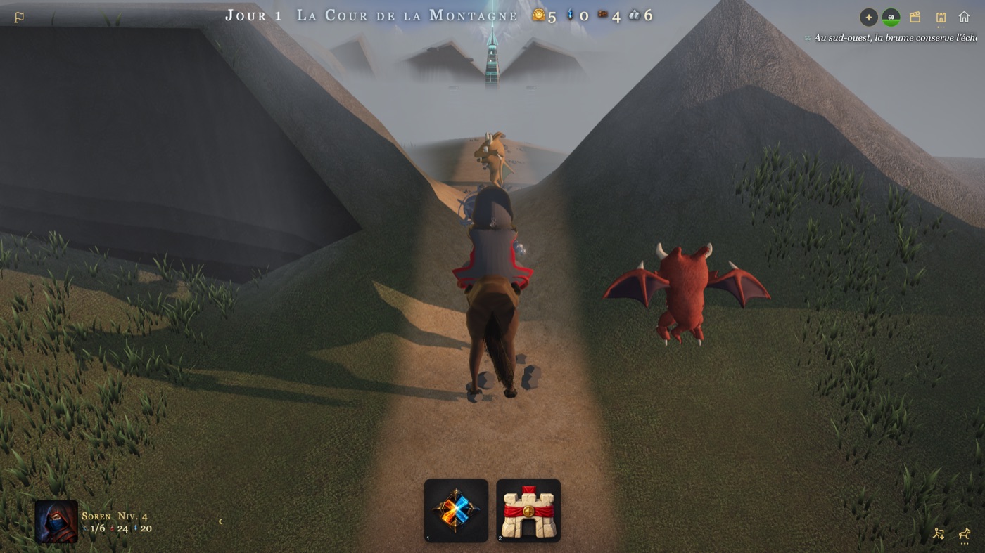 Dans un col entre deux collines, Soren à cheval de dos ; devant lui sur le chemin, un petit drake doré ; à droite, le drake rouge de Soren vole ; au loin, une flèche de cristal dans la brume.