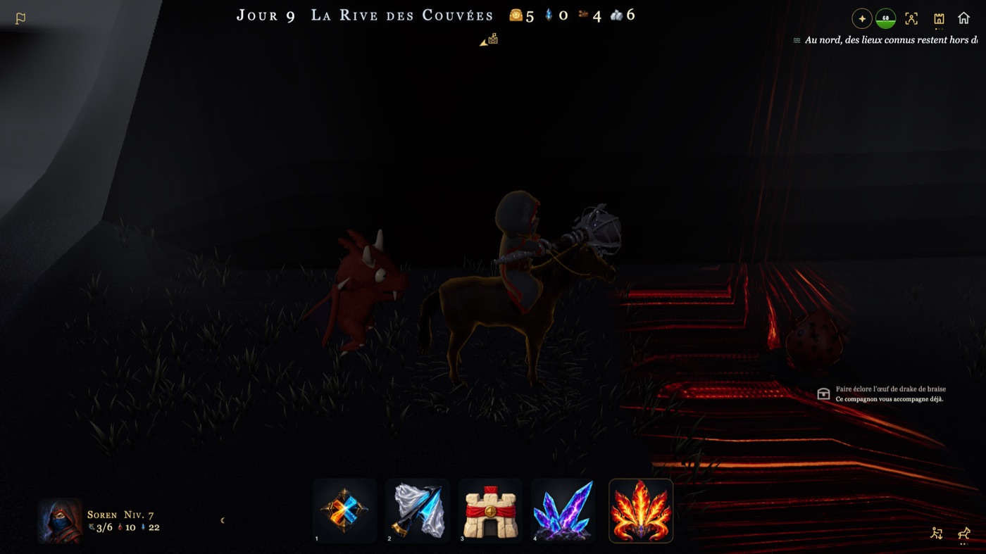 De nuit, presque noir : Soren à cheval et son drake ; à droite, des marches de lave rougeoyante et un gros œuf tacheté ; une étiquette dit Faire éclore l’œuf de drake de braise, Ce compagnon vous accompagne déjà.