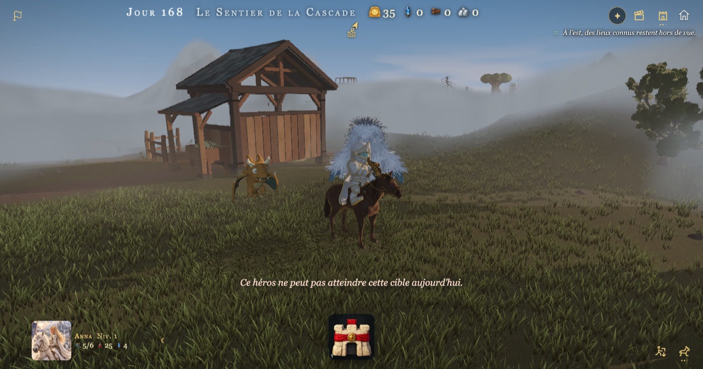 Anna en selle sur son Cheval de voyage, devant l'écurie